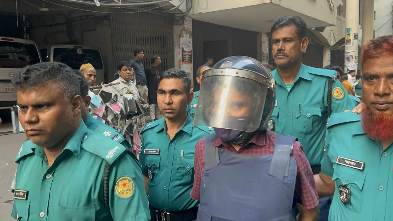 বিভাগীয় অভ্যন্তরীণ দ্বন্দ্বের জেরে তাকে ফাঁসানো হয়েছে: অভিযুক্ত ঢাবি শিক্ষকের আইনজীবী